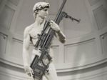 Pobúrení Taliani, za ozbrojenú sochu Dávida chcú žalovať USA