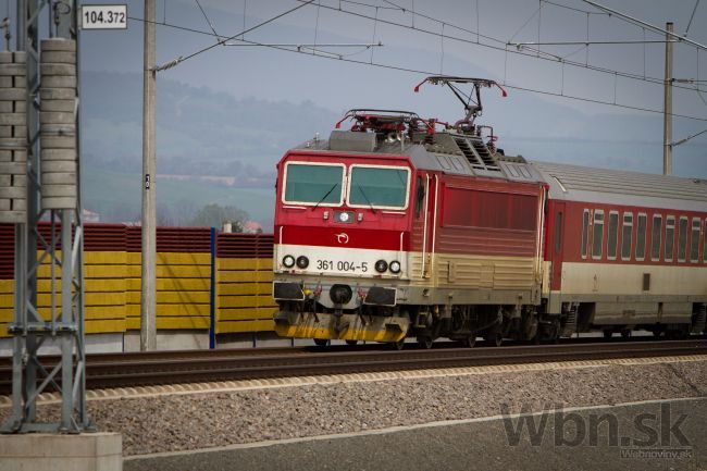 Tragická smrť na koľajniciach, rýchlik v Šali zabil chodca