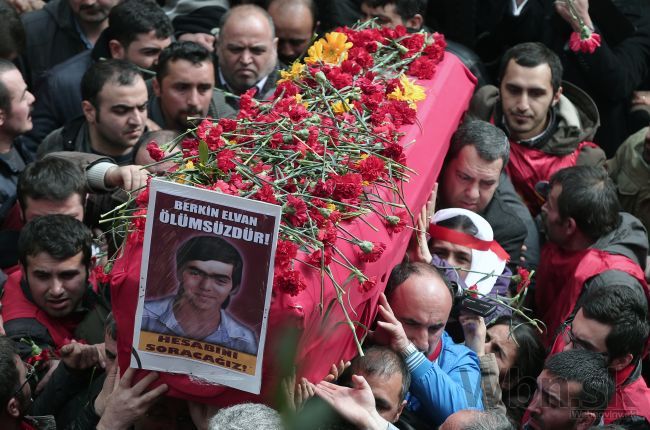 Pohreb obete násilností v Turecku sprevádzali nepokoje