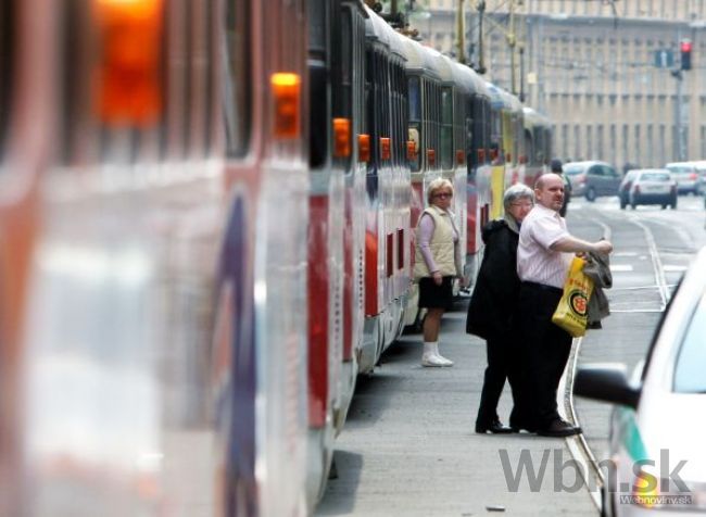 Kolízia v Ružinove, pre nehodu nejazdia električky