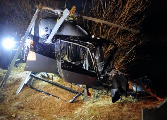 Tragédia v Anglicku, na pole sa zrútil civilný vrtuľník