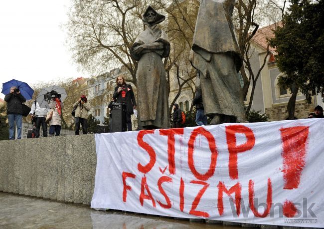 Odvážna Bratislava, na paláci visí vlajka antify