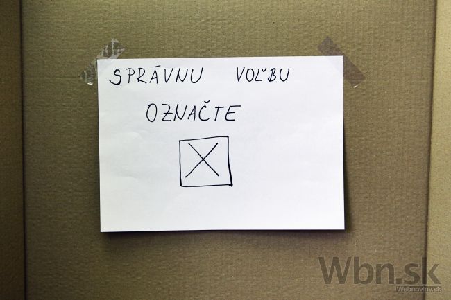 Na Luníku IX vietor rozfukuje smeti, ľuďom sa voliť nechce