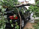 Video: Slovensko trápi búrlivák, strom zdemoloval idúce auto