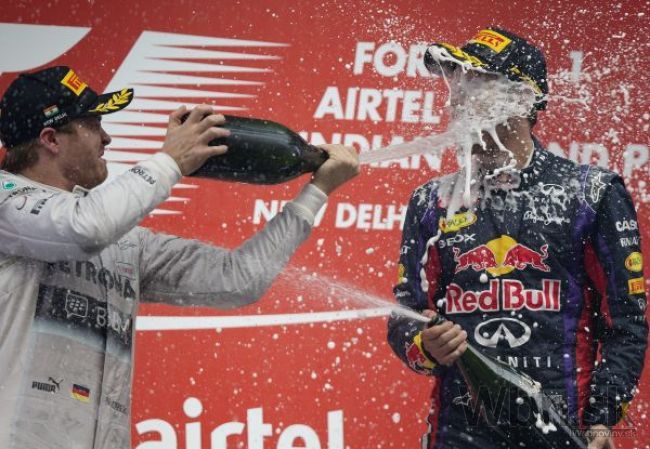 Kráľom Veľkej Ceny Austrálie je Rosberg, Vettel odstúpil