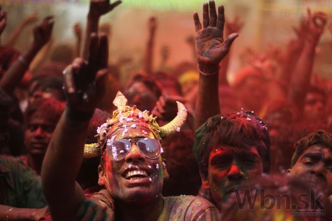 India je v eufórii, jar víta farebným sviatkom Holi