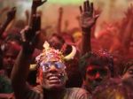 India je v eufórii, jar víta farebným sviatkom Holi