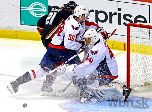 Video: Skvelá jazda Slovákov v NHL, Halák vychytal 43 striel