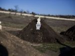 Tisícky ľudí pochovali prvú obeť ruskej okupácie