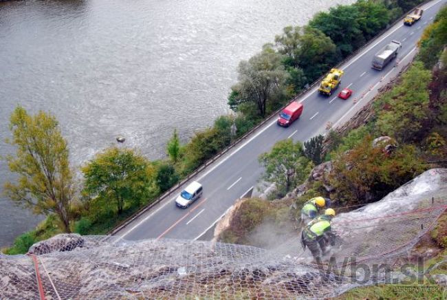 Dopravu pod Strečnom obmedzia, na mieste budú policajti