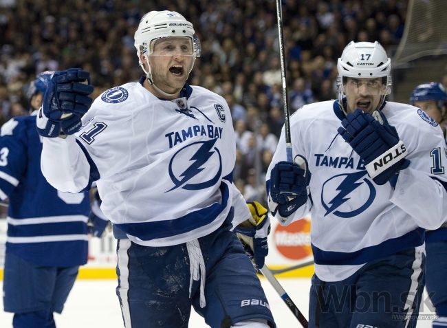 Video: Stamkos strelil hetrik, Hossa s Handzušom oslavovali