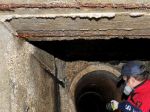 Zlodeji sa do francúzskej banky dostali cez tunel z kanalizácie