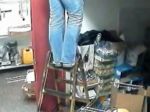 Video: Ako sa nestojí na rebríku?