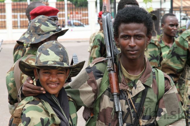 Po \'stvoriteľovi\' detských vojakov z Ugandy pátrajú aj USA
