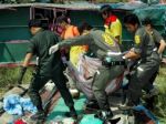 Tragédia v Thajsku, autobus predbiehal na kľukatej ceste