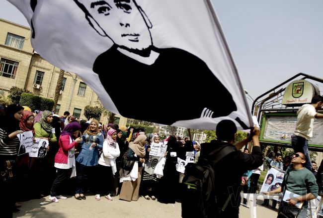 Egypt súdi ako na bežiacom páse, na rade je ďalších 683 ľudí