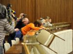 Prokuratúra zrušila obvinenie ženy so stoličkou v parlamente