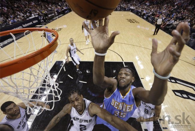 Video: San Antonio valcuje súperov, Miami prehralo o bod