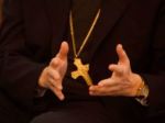 Vatikán prijal rezignáciu luxusného biskupa