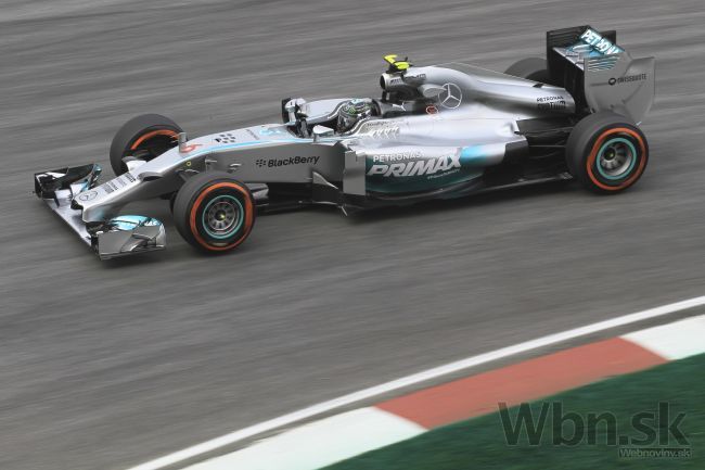 V piatkových tréningoch F1 v Sepangu viedol Rosberg