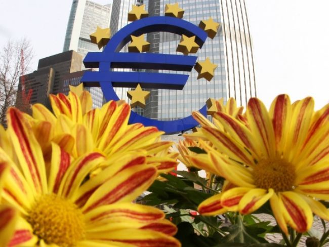 Prisilné euro oslabilo voči doláru aj oproti jenu