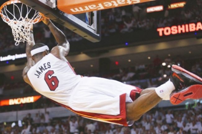 Video: Akčné duely NBA, triple-double dosiahol James aj Love