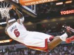 Video: Akčné duely NBA, triple-double dosiahol James aj Love