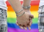 Briti vyvesia dúhové vlajky, môžu oddávať homosexuálne páry