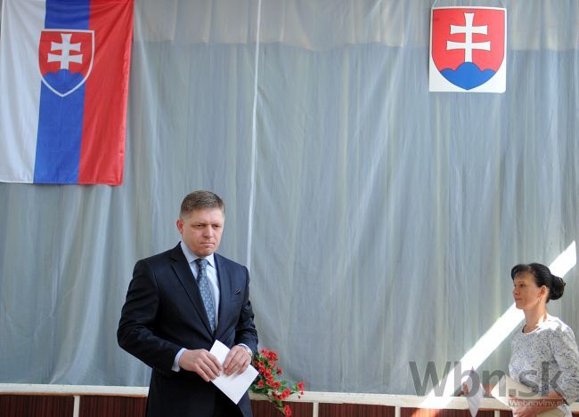 Robert Fico bol voliť, v centrále si bude obhrýzať nechty