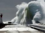V Čile zabíjalo silné zemetrasenie, skazu znásobilo tsunami