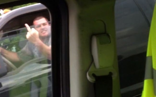 Video: Prostredník za volantom sa neopláca