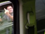 Video: Prostredník za volantom sa neopláca
