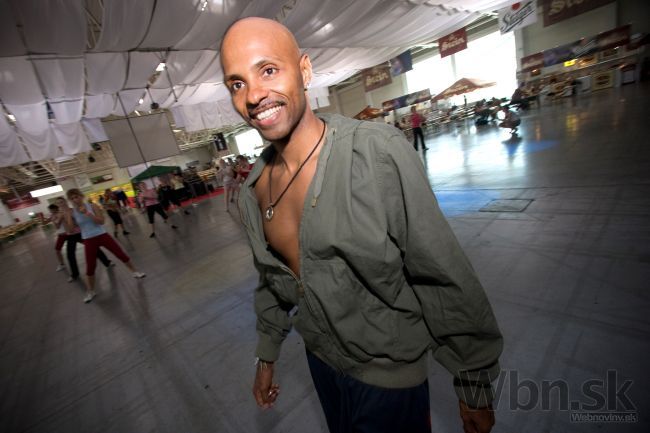 Tanečník Fredy Ayisi je v nemocnici, ochrnuli mu časti tváre