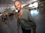 Tanečník Fredy Ayisi je v nemocnici, ochrnuli mu časti tváre