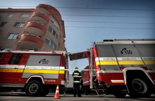 Pre požiar výťahovej šachty evakuovali pätnásť ľudí
