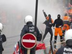 Polícia zasahovala vodnými delami proti európskym odborárom