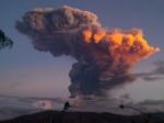 Video: Sopka chrlí popol do výšky desiatich kilometrov
