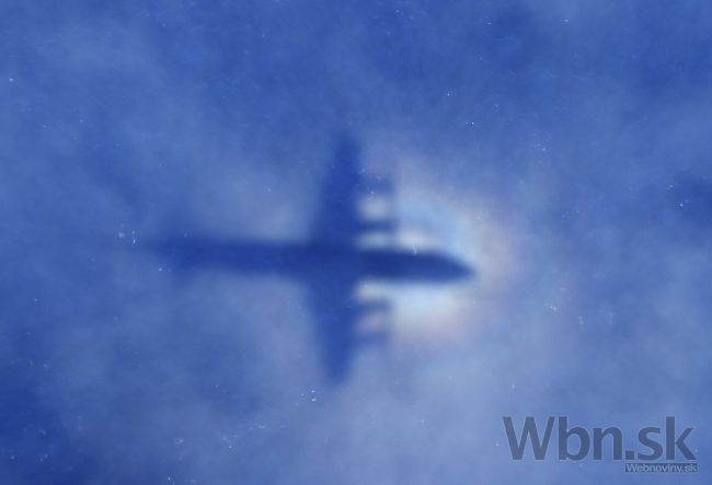 Signál čiernej skrinky strateného lietadla zachytila loď