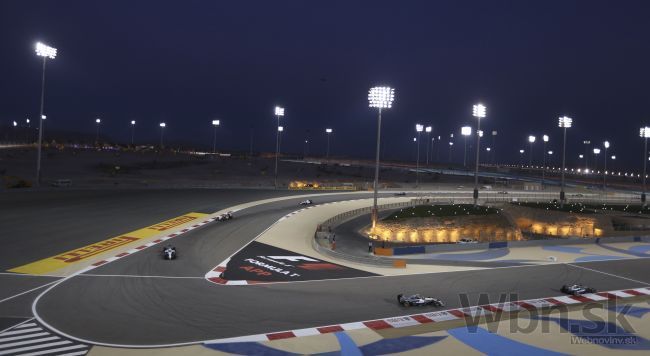 Lewis Hamilton vyhral dramatickú 'nočnú' VC Bahrajnu