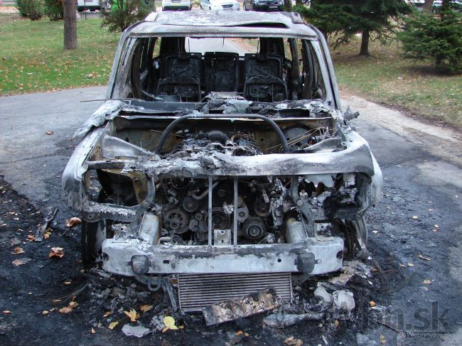 V Bratislave horel luxusný jeep, zrejme ho niekto podpálil