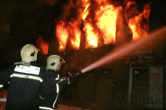 Motorest zachvátili mohutné plamene, horel aj rodinný dom