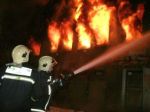 Motorest zachvátili mohutné plamene, horel aj rodinný dom
