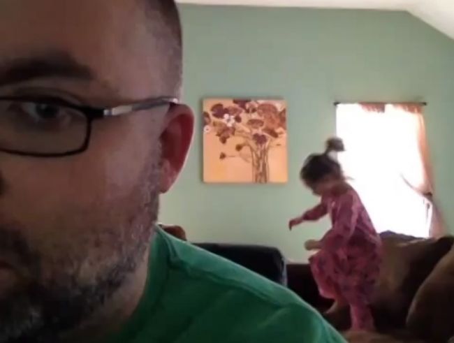 Video: Keď oteckovi dochádza dych