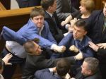 Video: Bitka v kyjevskom parlamente, päste rozdávali aj ženy