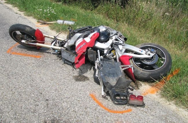 Ťažké zranenie motorkára, šmykol sa na oleji a havaroval