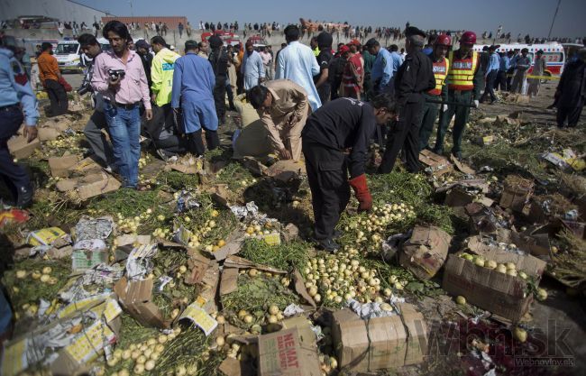 Bomba ukrytá v škatuli zabíjala na pakistanskom trhovisku