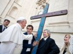 Pápež František požehnal kríž vyrobený z lodí imigrantov
