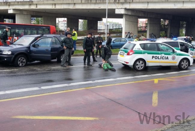 Policajti naháňali auto v Petržalke, vodiča postrelili