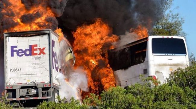 Kamión v USA vrazil do autobusu so školákmi, hlásia obete