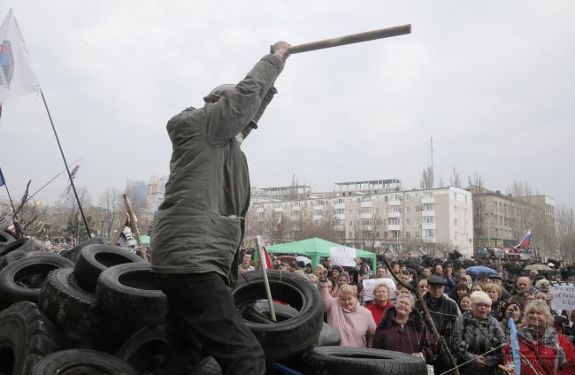 Ukrajinský premiér ratuje východ, Rusi sú ochotní rokovať